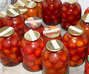 Nieoceniona metoda na zamknięcie lata w słoiku. Te pomidory to coś więcej niż przecier, to prawdziwa przekąska marzeń