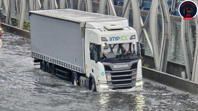 Warszawa. Pływające auta w Ursusie, zatopione po dachy!