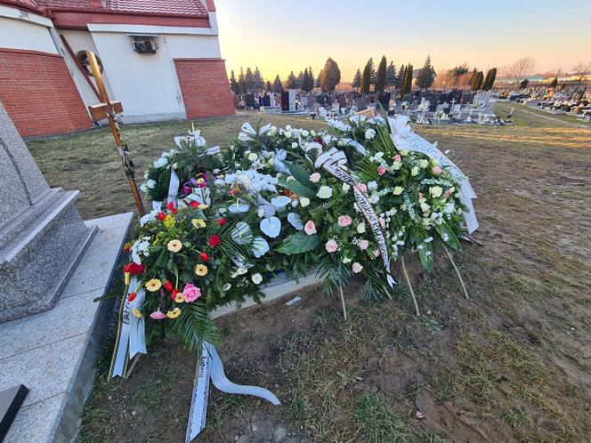 Groby Wiktorii i Konrada utonęły w kwiatach. Pochowali ich w święto zakochanych