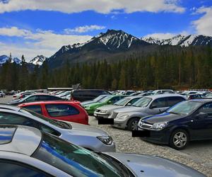 Ceny parkingu nad Morskim Okiem przyprawiają o ból głowy. Nawet 75 złotych za postój