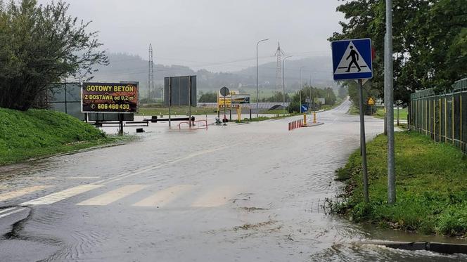 Jelenia Góra zalana. Pod wodą jest już 30 domostw, wiele dróg jest nieprzejezdnych 