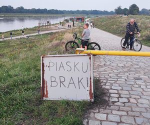 Mieszkańcy Wrocławia z zaniepokojeniem obserwują rzekę Odrę przepływającą pomiędzy osiedlami Kleczków i Różanka