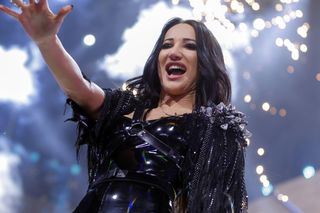 Mroczny klimat, smocze skrzydła i OBŁĘDNE buty! Justyna Steczkowska odsłania eurowizyjną kreację. Yennefer