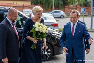 Agata Duda cichaczem odwiedza Rzeszów, a marszałek Ortyl wita ją bukietem róż 