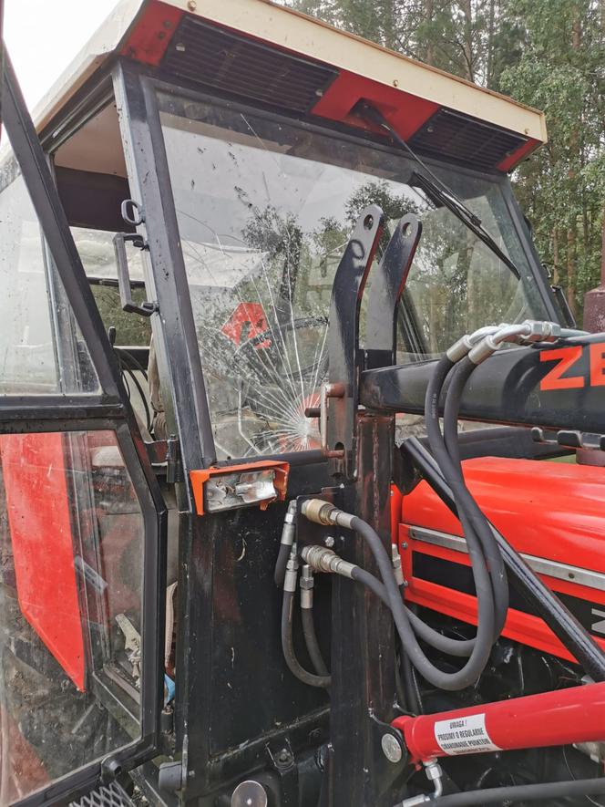 Traktor wjechał w osobówkę. Rodzeństwo z gminy Włoszakowice trafiło do szpitala