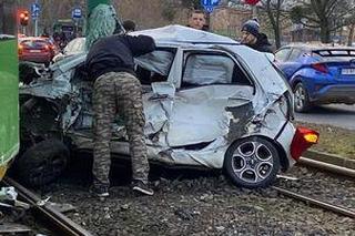 Poważny wypadek na Zamenhofa w Poznaniu. Tramwaj zderzył się z samochodem osobowym