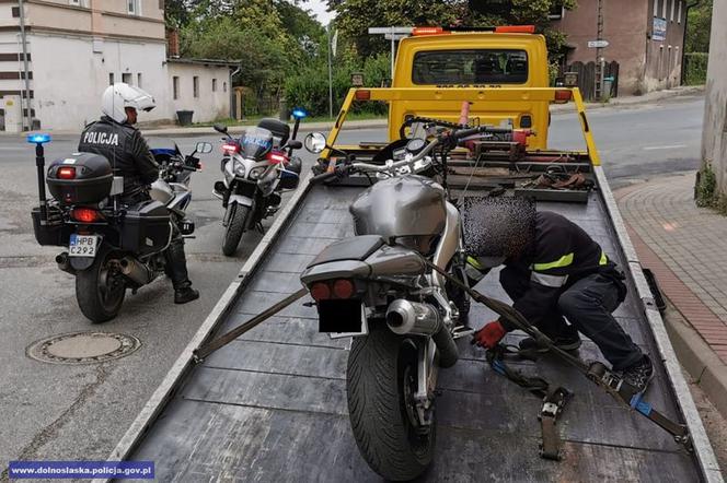 Cudza blacha, brak ubezpieczenia, nieposiadanie uprawnień. Motocyklista zarobił wysoki mandat