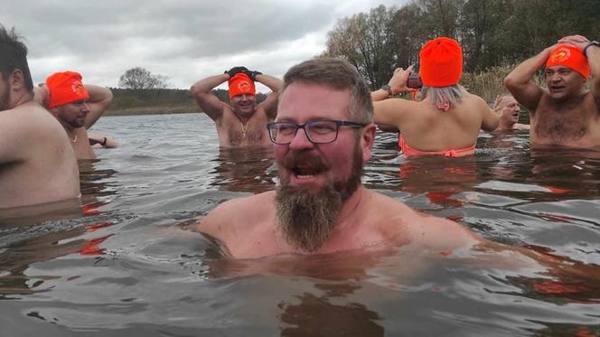 Zimna woda i intensywne opady śniegu. Morsy z woj. lubelskiego były zachwycone pogodą!