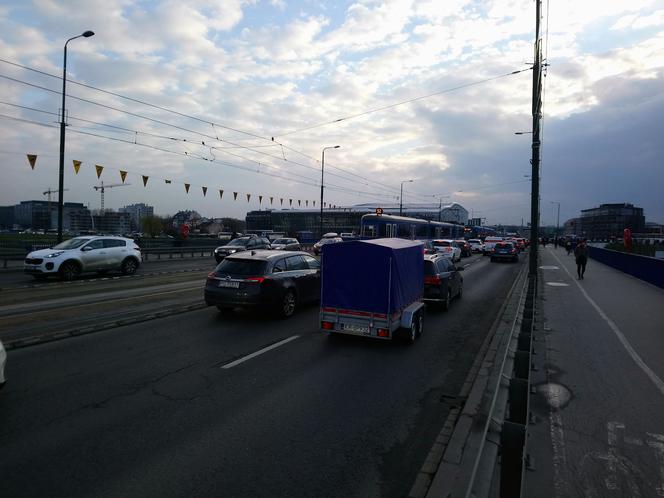 Kraków: Poważny wypadek na rondzie Grunwaldzkim. Karetka zderzyła się z autobusem