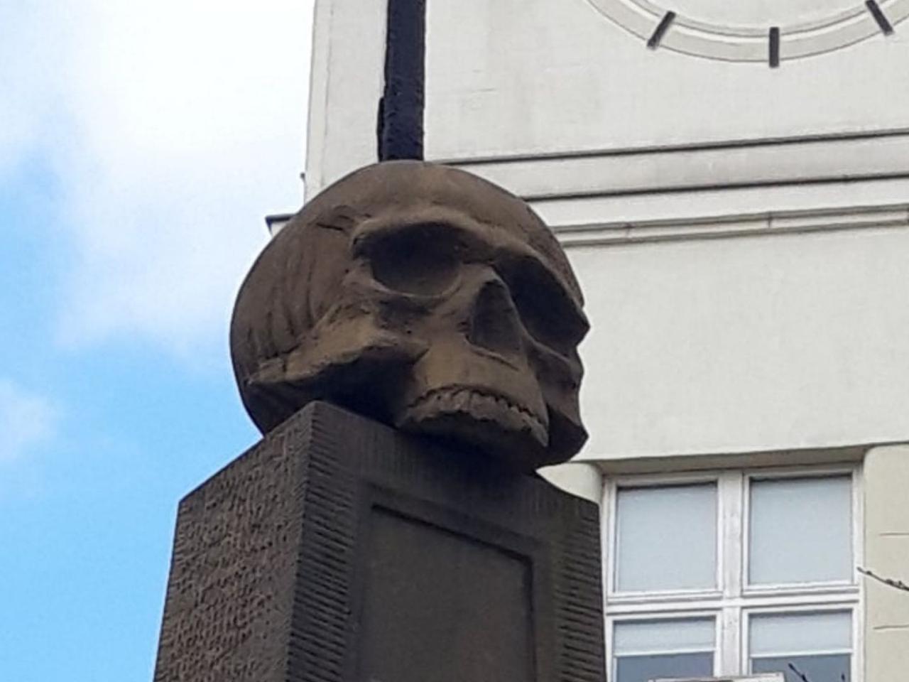 Obelisk z czaszką przy Lindleya - co upamiętnia i skąd się wziął? Przypomina Stołeczny Konserwator Zabytków