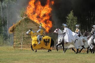 Inscenizacja bitwy pod Grunwaldem. Rekonstruktorzy musieli walczyć z potwornym upałem