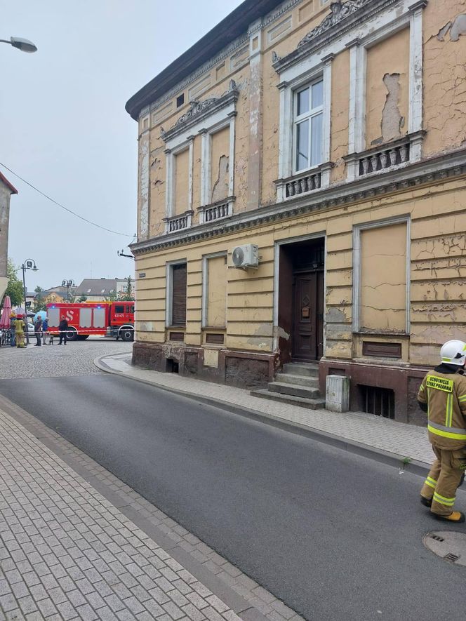 Ściana kamienicy legła w gruzach! Dramatyczna akcja ratunkowa w Wągrowcu