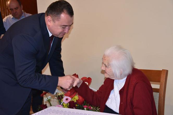 NIESAMOWITE! Pani Karolina żyje już 106 lat! Zdradziła receptę na długowieczność