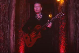 DJ Ashba nagrał cover hitu, który znamy z 'Domu z papieru'. Tak brzmi interpretacja byłego muzyka GNR