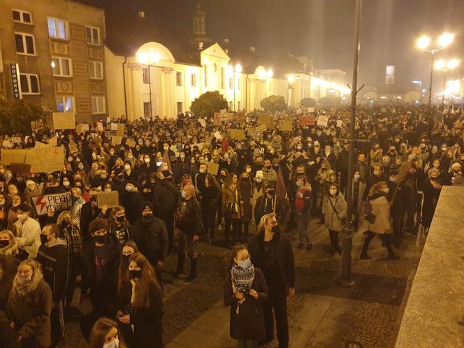 Czarny spacer w Białymstoku. Tysiące ludzi protestowało przeciwko decyzji TK o ograniczeniu aborcji