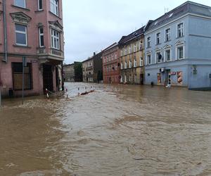 Zagrożenie powodziowe. Głuchołazy. Woda przelała się przez wały. Zalewa miasto