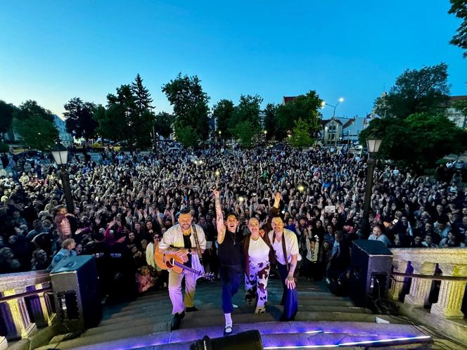 Koncert Dawida Kwiatkowskiego przed ratuszem miejskim w Kętrzynie
