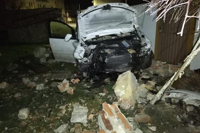 W Rawiczu w święta syn rozbił auto mamy. 19-latek był pijany 