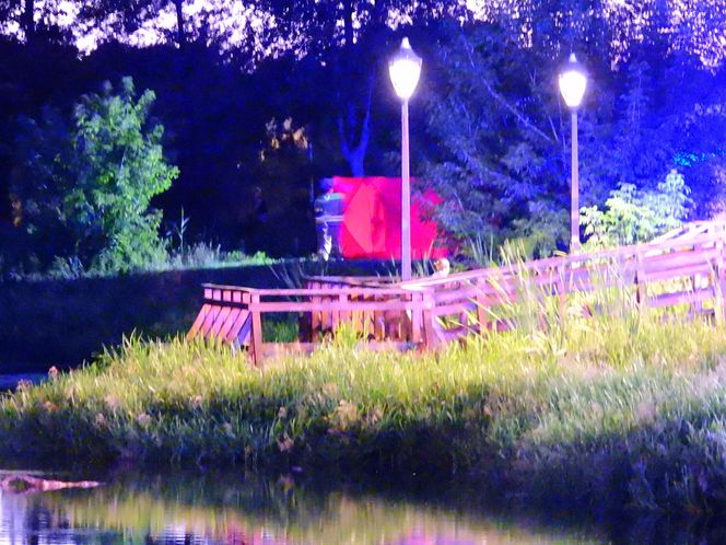 Koszmar pod Warszawą. Ciało zwisało głową w dół z zapory wodnej