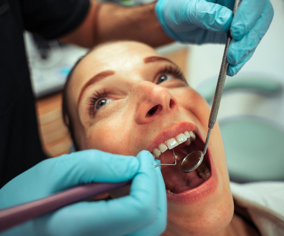 Strach przed bólem, finanse i... To naprawdę powstrzymuje Polaków przed wizytą u dentysty