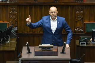 Groźny wypadek pod Warszawą. Osobówka zderzyła się z lawetą. W aucie był minister Tuska