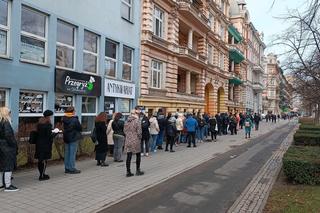 Tłusty czwartek we Wrocławiu. Mieszkańcu rzucili się na pączki! Ogromne kolejki [ZDJĘCIA]