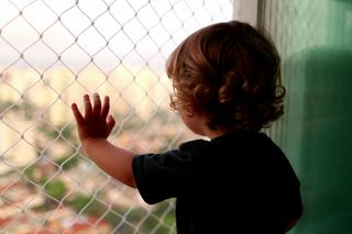 Niezbędne zabezpieczenia na balkon, które uchronią twoje pociechy. Zadbaj o bezpieczeństwo dzieci