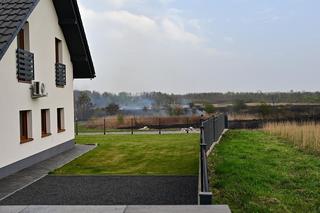 Pożar traw w krakowskiej dzielnicy Dębniki