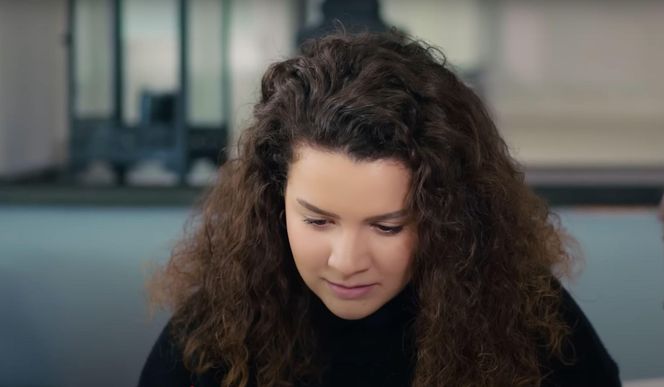Zeynep przymierzy suknię ślubną, a Ege oszaleje na jej widok.