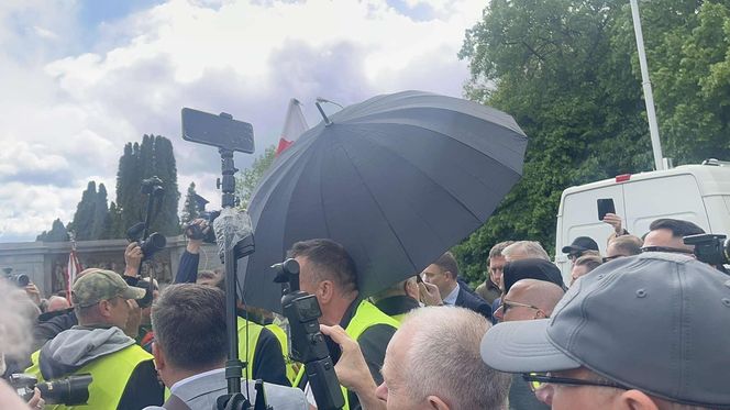 Antywojenny protest na Cmentarzu Żołnierzy Radzieckich w Warszawie