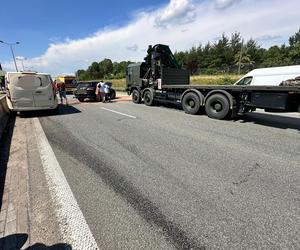 Wypadek na S8 w Warszawie. Rozbita wojskowa ciężarówka i dwa auta, są ranni