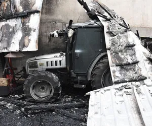 Cześniki – Kolonia. Spłonęła hala i sprzęt rolniczy. Straty na 2 miliony złotych. Policjanci wiedzą już, co się stało