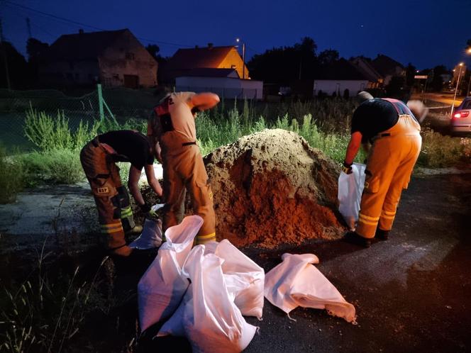 Dolny Śląsk szykuje się na wielką wodę. Strażacy układają worki z piaskiem 