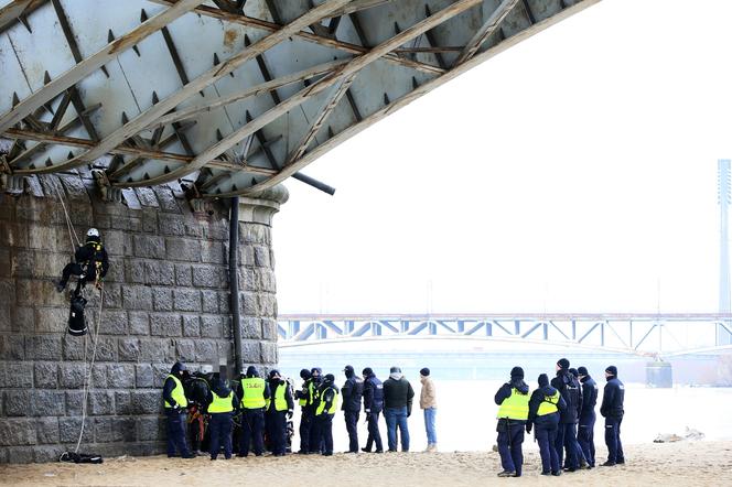 Akcja służb pod mostem Poniatowskiego. Aktywiści wisieli na linach 