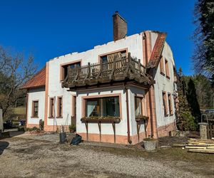 Stali i przyglądali się jak płonie ich dom. Padli ofiarą bezdusznego systemu. Wszystko przez absurdalne przepisy