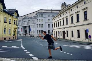 Makabryczne nagranie, jak Ravgor spada z 12. piętra, trafiło do sieci. 35-letni Rafał Górecki walczył depresją