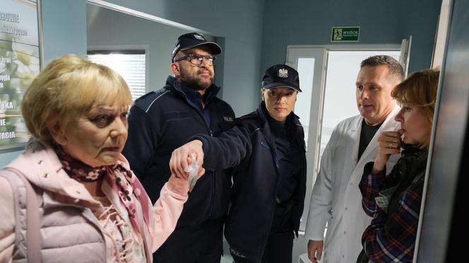 	M jak miłość odc. 1605. Kisielowa (Małgorzata Rożniatowska), Artur Rogowski (Robert Moskwa), Andrzejek (Tomasz Oświeciński), komendant Ewa Grzymska (Teresa Dzielska), Ula (Iga Krefft)