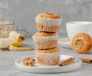 Wyborne babeczki piekę z bananów, ale bez mąki i cukru. To zdrowa i dietetyczna przekąska dla każdego 