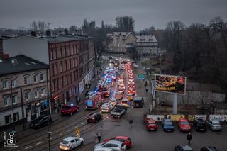 Duże utrudnienia na ul. Katowickiej w Świętochłowicach. Trwa interwencja straży pożarnej