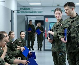 M jak miłość odc. 1887. Janek Winiar (Jakub Sirko),  Tomek Kubicki (Chris Cugowski), Mateusz (Rafał Kowalski), Majka (Matylda Giegżno)