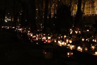 Tysiące płomieni. Tak wygląda lubelski cmentarz po zmroku. Zobaczcie!