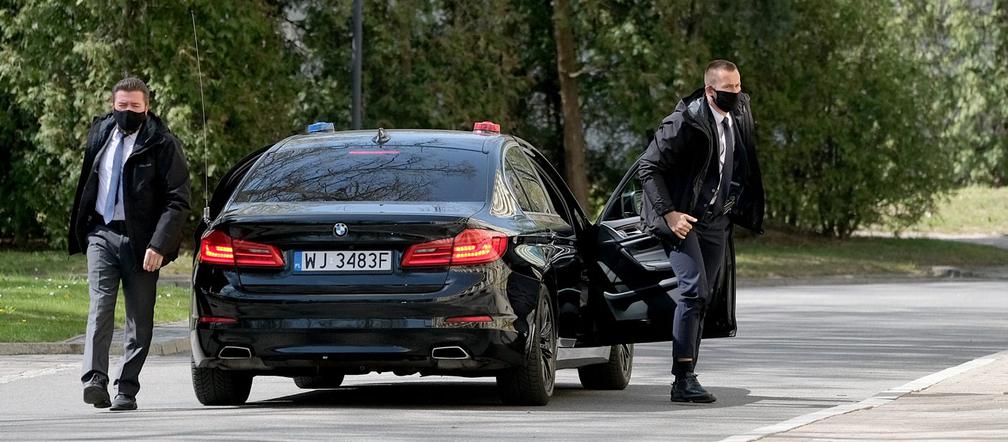 Premier Mateusz Morawiecki w maseczce ochronnej pod Kancelarią Premiera