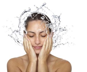 Sebum (łój skórny) na twarzy i włosach. Jak ograniczyć wydzielanie sebum?