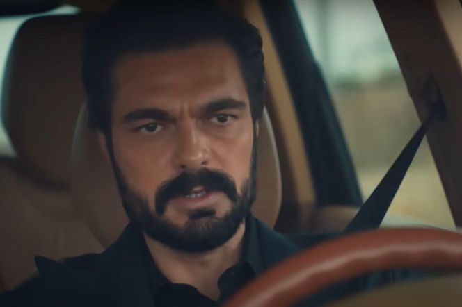 W drodze powrotnej Yaman odbierze telefon od Nedima