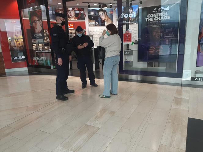 Policjanci szturmują galerie handlowe