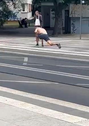 Mężczyzna bez koszulki na Niemcewicza Szczecin 