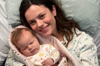 M jak miłość na planie. Kasia (Paulina Lasota) i jej córka po porodzie