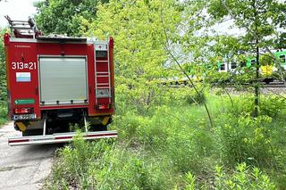 Tragedia na torach. Wszedł na nieoznakowane przejście, gdy nadjeżdżał pociąg. Straszny wypadek w Rembertowie