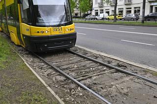 Katastrofalny stan torowiska na al. Waszyngtona. Tramwajarze naprawią tylko fragmenty 