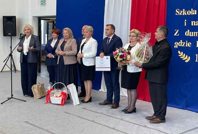 Pierwsza Dama uczciła z uczniami 100 lat od nadania imienia Stefana Batorego Szkole Podstawowej w Liwie